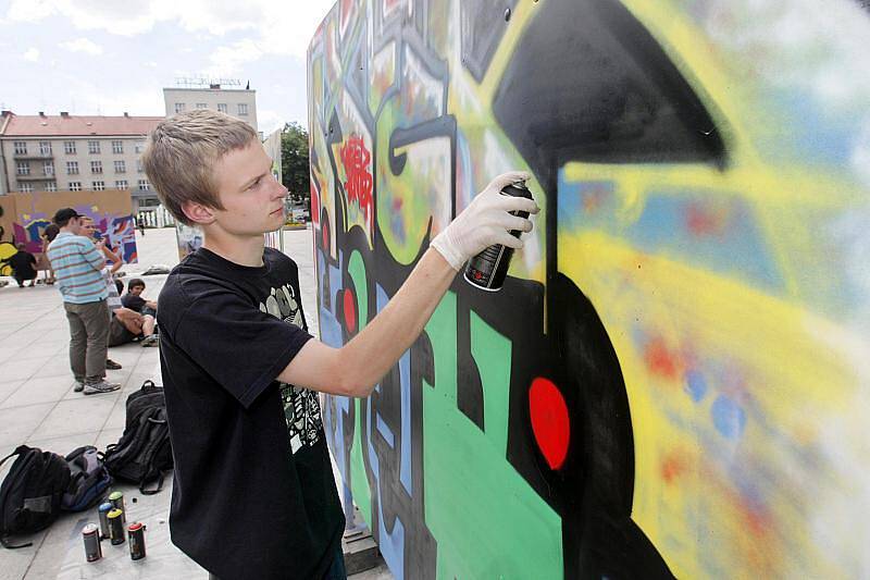 Občanské sdružení Prostor pro umožnilo sprejerům vytvářet graffiti v centru města.