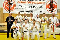 Vítězný tým karate klub G&G Hradec Králové - zleva trenér a šéf klubu Josef Golas, Patrik Karlíček, Abert, Antoš, Fedor, Daniel Karlíček, Halíř; klečí zleva Tram, Miloš a Patrik Tesařovi.