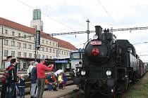 Sobotní jízda historické soupravy Společnosti železniční výtopny Jaroměř, kterou táhla lokomotiva z roku 1937 přezdívaná Velký Bejček.