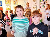 Děti na výstavě Pet-Artu Renaty Filipové v Ateliéru Hudebního divadla dětem.