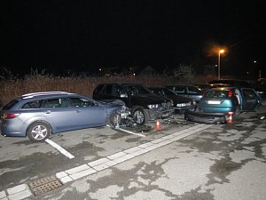 Řádění opilého řidiče: naboural sedm vozidel včetně svého.
