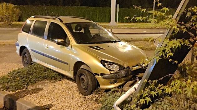 Opilé řidičce se podařilo poškodit nejen své auto, ale i dopravní značku a sloup společnosti McDonald.