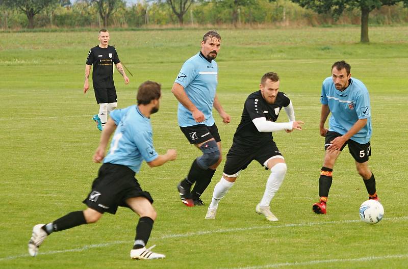 Doposud stoprocentní Probluz (v černém) na domácím trávníku porazila v duelu III. třídy Neděliště 4:2.