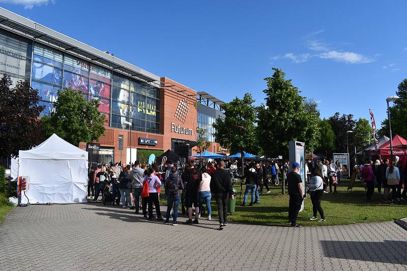 Desítky různých "hambáčů" mohou lidé ochutnat na pouličním svátku burgerů u hradeckého Futura.