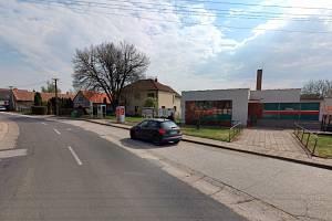 Silnice III/29913 je zavřena v úseku od křižovatky se státovkou až po obchod Hruška.