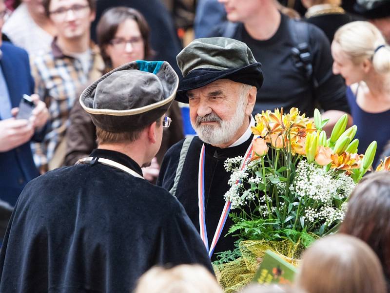 Čestný doktorát a Zlatá medaile Univerzity Hradec Králové pro Zdeňka Svěráka za zásluhy o rozvoj jazykové kultury v české společnosti.