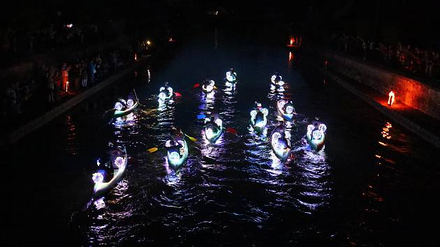 Benátská noc na Cidlině se konala v sobotu v Chlumci. Skauti si pro diváky přichystali choreografii na nasvícených lodích.