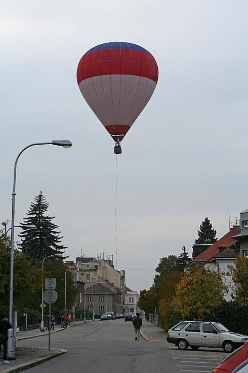 Náchodský deník | Nouzové přistání balonu na vozovce mezi domy v hradecké  Nerudově ulici. | fotogalerie