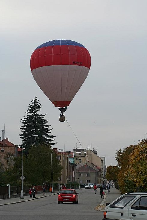 Náchodský deník | Nouzové přistání balonu na vozovce mezi domy v hradecké  Nerudově ulici. | fotogalerie