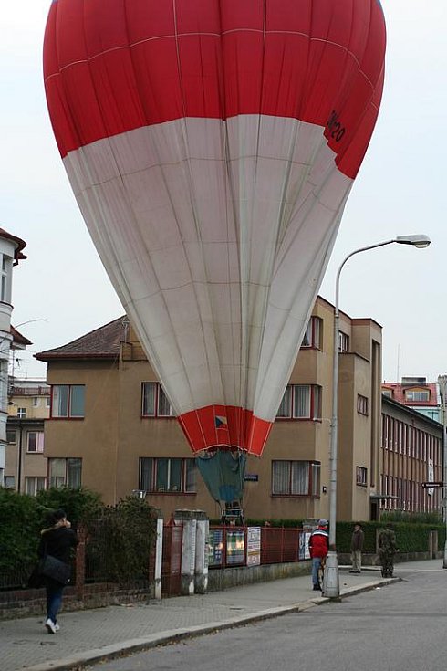 Krkonošský deník | Nouzové přistání balonu na vozovce mezi domy v hradecké  Nerudově ulici. | fotogalerie