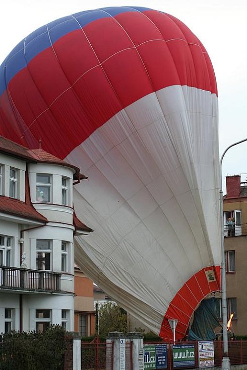 Deník.cz | Nouzové přistání balonu na vozovce mezi domy v hradecké Nerudově  ulici. | fotogalerie