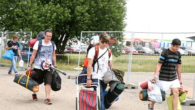 První návštěvníci hudebního festivalu Rock for People v Hradci Králové.