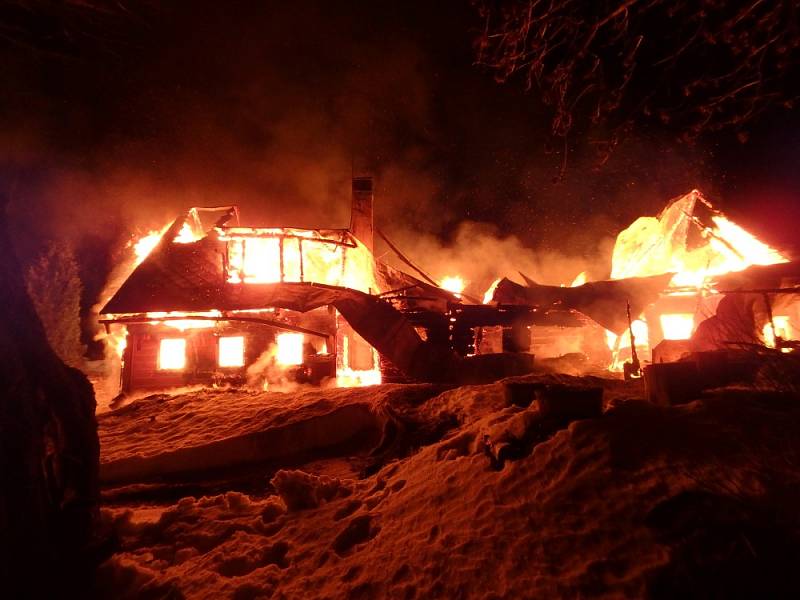 Požár chaty v Peci pod Sněžkou.