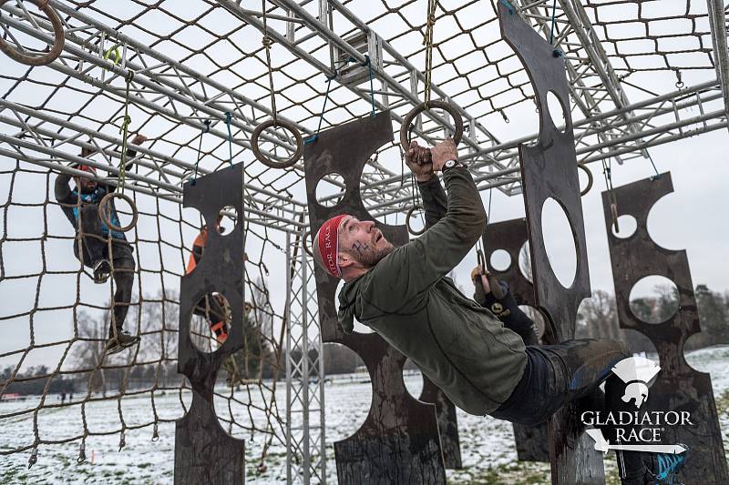 Závod Gladiator Race na dostihovém závodišti v Pardubicích.