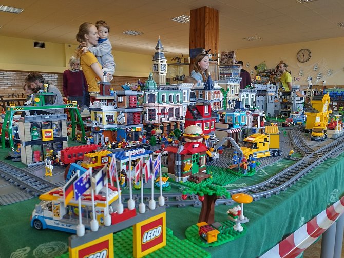Lego výstavu si lidé mohou prohlédnout na ZŠ Štefcova v Hradci Králové až do neděle 25. února.