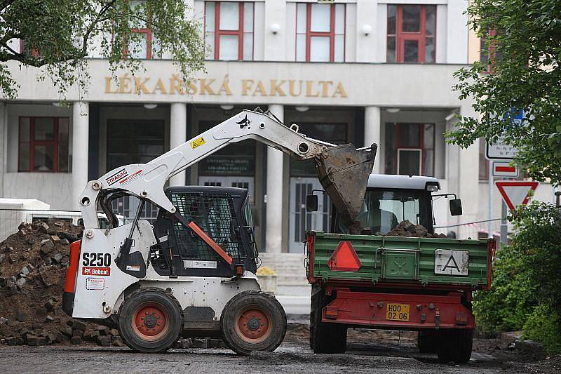 Oprava povrchu Opletalovy ulice v centru Hradce.