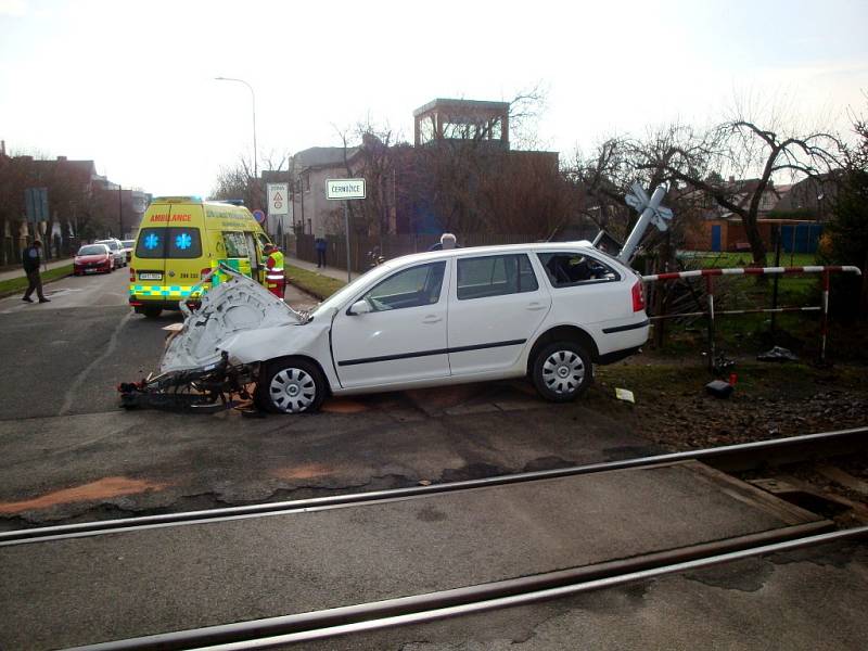 Střet vlaku s osobním automobilem na železničním přejezdu v Černožicích.