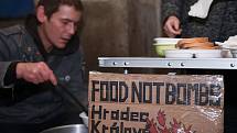 V prosinci rozdávali členové Food Not Bombs teplou polévku a čaj před hradeckým nádražím.