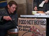 V prosinci rozdávali členové Food Not Bombs teplou polévku a čaj před hradeckým nádražím.