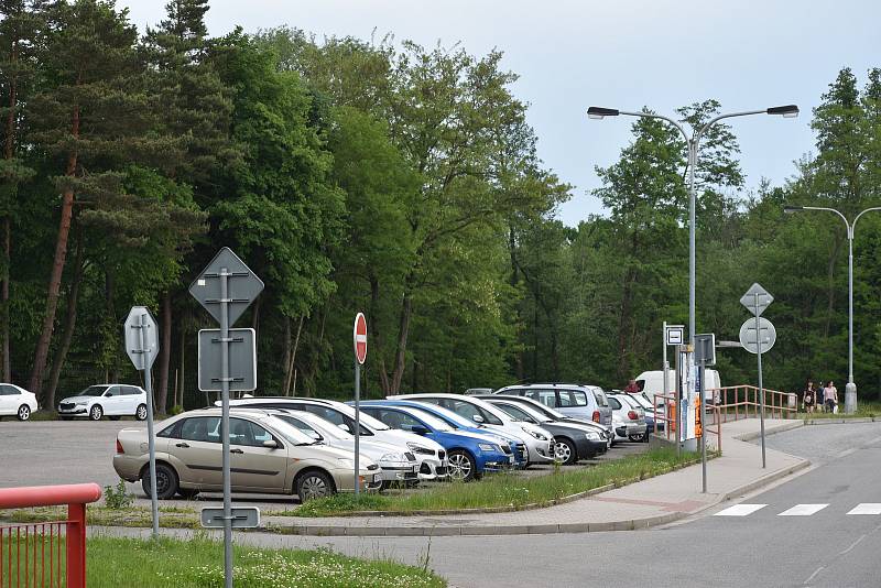 Plné parkoviště bylo u i areálu Stříbrného rybníka. Většina lidí ale zvolila jinou zábavu než koupání ve studené vodě.