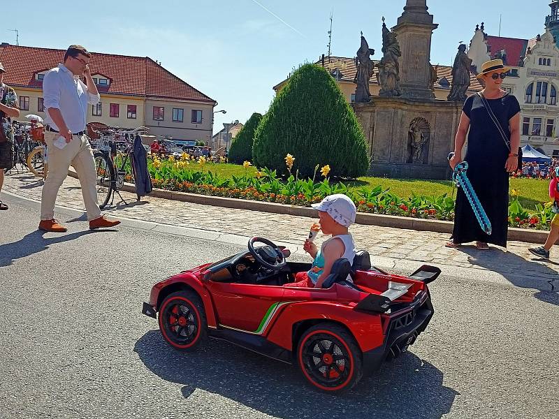 Veterán rallye uspořádal místní Klub přátel historických vozidel po 26. a krásnými samohyby se kochaly stovky lidí.