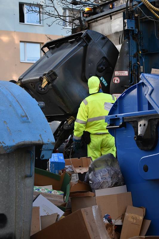 Hromady balících papírů, krabic a plastů - i to jsou české Vánoce.