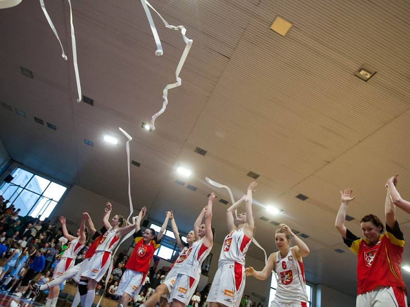 Ženská basketbalová liga - finále play off: TJ Sokol Hradec Králové - ZVVZ USK Praha.