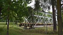 Starý most plukovníka Šrámka je po třech let v trávě na louce v zoufalém stavu.