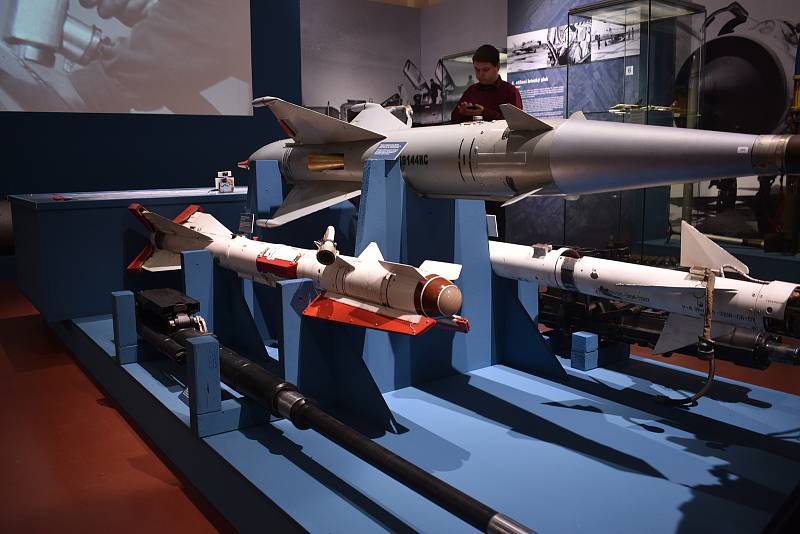Kompletní raketová výzbroj, vystřelovací sedačky z bojových letadel, nebo let stařičkým MIGem 15. To vše nabízí výstava v Muzeu východních Čech v Hradci Králové.