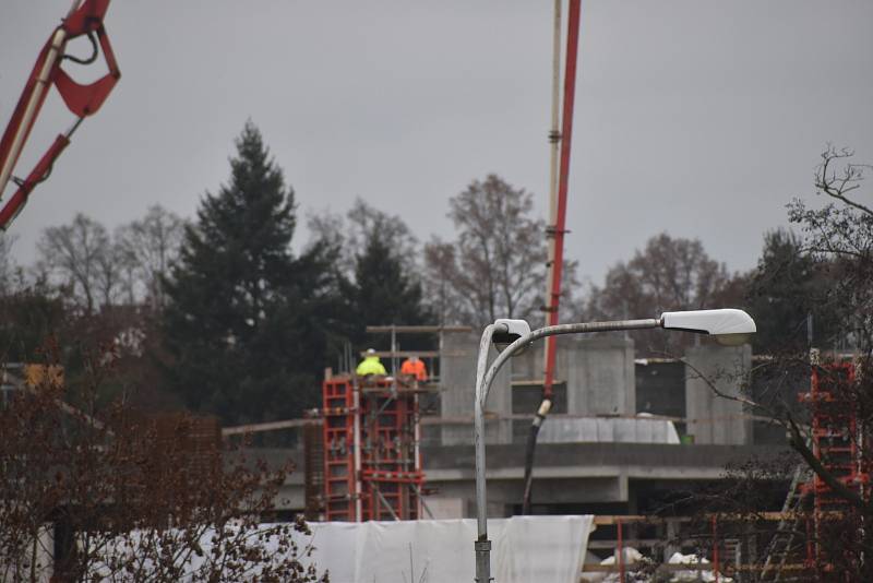 Stavební firmy dokončují konstrukci tribun a repasi lízátek. Stát by opět měla už v půli prosince