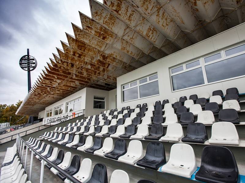 Rekonstruovaná východní tribuna královéhradeckého fotbalového stadionu.