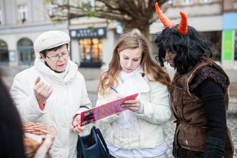 Mikulášský protest za férovou čokoládu na Masarykově náměstí v Hradci Králové.