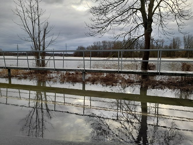 Kvůli záplavě musela být uzavřena silnice mezi Krňovicemi a Třebechovicemi pod Orebem.