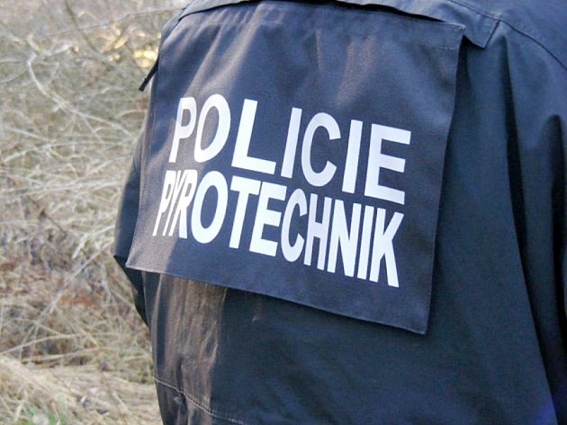 Vyhrůžka bombou v autobuse: vůz odstavený na D1 u Měřína kontroluje pyrotechnik
