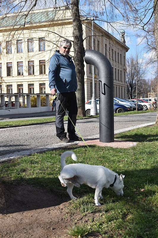 Poesiomat těší Hradečany od začátku týdne na nábřeží Labe poblíž Gymnázia Josefa Kajetána Tyla.