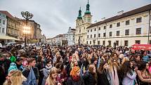 Bollywood natáčel na hradeckém Velkém náměstí davovou scénu.