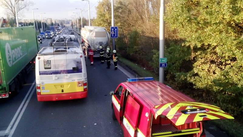 Dopravní nehoda trolejbusu a cisterny v Holické ulici v Hradci Králové.