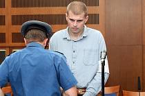 Trest odnětí svobody na pět až dvanáct let hrozí Liboru Dyntarovi a Aleši Vašátkovi, obžalovaným za podvody a poškozování cizích práv.