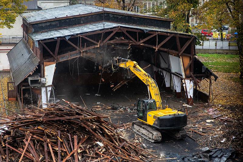 Demolice dřevěnky na hradecké Střelnici.