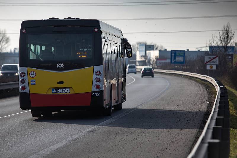 Cedule označují povinnost platit mýto i na "Hradubické" z Hradce Králové směr Pardubice. V krátkém kilometrovém úseku tak musí platit i autobusy MHD.