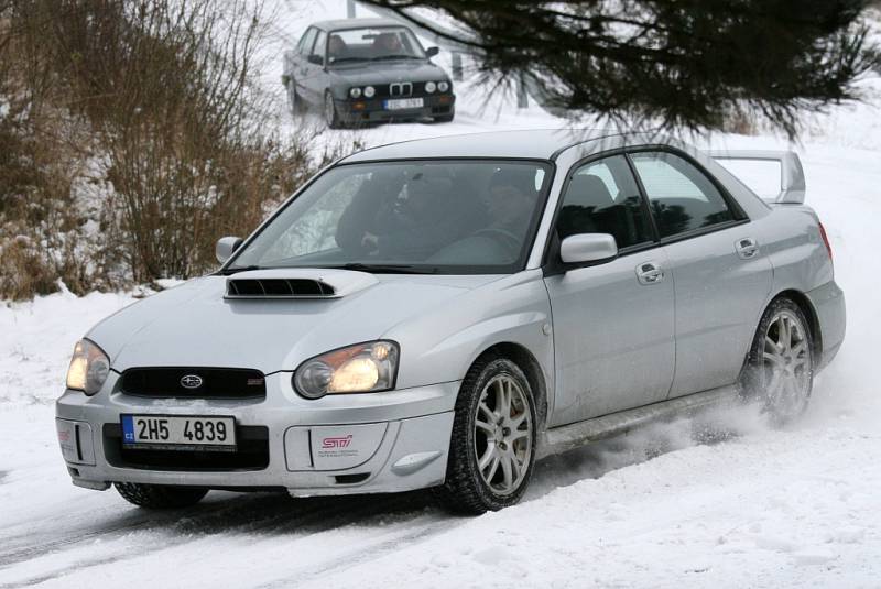 Zimní jízda automobilů na okruhu CzechRing na letišti v Hradci Králové.