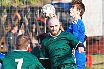 TŘÍBODOVÝ ZISK. Fotbalisté Dohalic (modří) porazili ve 13. kole okresního přeboru na domácí půdě Libřice 3:1.