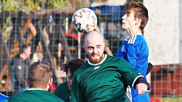 TŘÍBODOVÝ ZISK. Fotbalisté Dohalic (modří) porazili ve 13. kole okresního přeboru na domácí půdě Libřice 3:1.