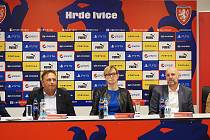 Zleva: Ing. Richard Jukl (generální manažer FC Hradec Králové), Václav Andrejs (místopředseda FAČR), Mgr. et Mgr. Pavlína Springerová, Ph.D. (primátorka Hradce Králové), Karel Rada (hlavní trenér fotbalové reprezentace žen), Aneta Dědinová (fotbalistka).