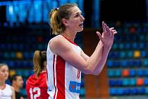 Ilona Burgrová prosí o střídání v přípravném duelu basketbalistek Česko - Chorvatsko, které se hrálo v Hradci Králové.