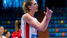 Ilona Burgrová prosí o střídání v přípravném duelu basketbalistek Česko - Chorvatsko, které se hrálo v Hradci Králové.