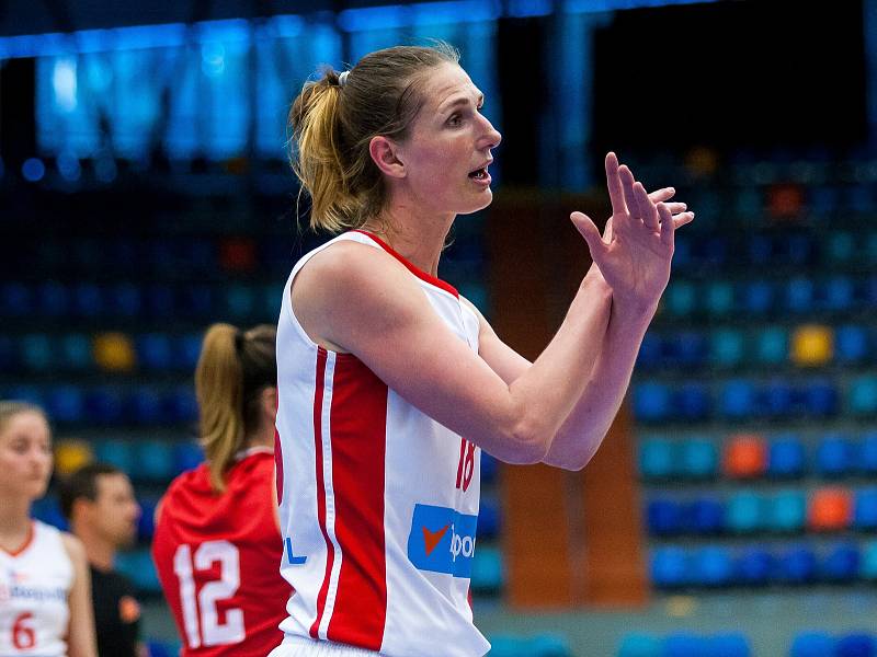 Ilona Burgrová prosí o střídání v přípravném duelu basketbalistek Česko - Chorvatsko, které se hrálo v Hradci Králové.