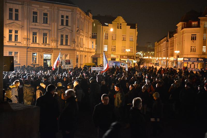 Demonstrace proti nově zvolenému předsedovi komise pro kontrolu GIBS Zdeňku Ondráčkovi v Hradci Králové.