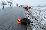 Škodovka zůstala v příkopě, ale kolo odlétlo zpět na silnici.