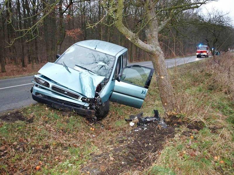 Havárie osobního automobilu mezi Novým Bydžovem a Skochovicemi poblíž odbočky na Lužec nad Cidlinou.